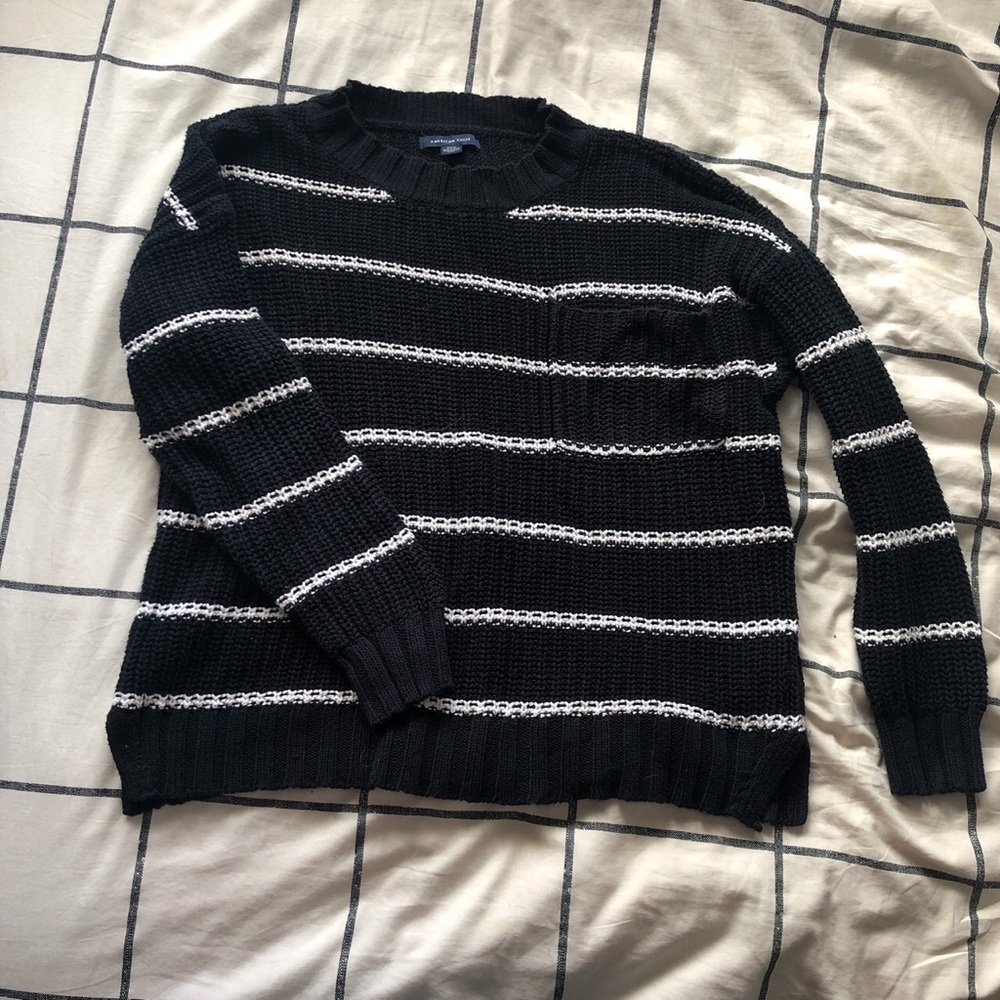 aeo black and white sweater